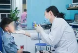 Sai lầm nguy hiểm cha mẹ hay mắc khiến trẻ dễ bị viêm thanh quản cấp vào mùa hè