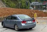 Sạt lở đất đá tại cầu Móng Sến Lào Cai gây nguy hiểm cho giao thông