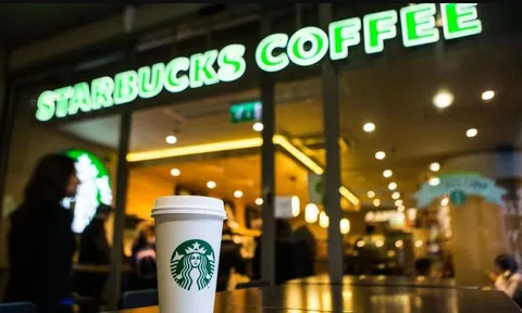 Starbucks chìm vào khủng hoảng: Doanh số giảm 7%, phải hoãn báo cáo kế hoạch cho năm 2025, bí kíp thành công trong đại dịch Covid-19 đang phản tác dụng