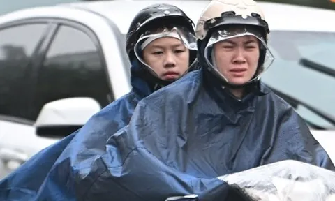 Hà Nội mờ sương, đặc bụi, người dân khổ sở đi làm