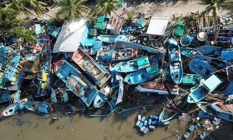 Đắk Lắk: Hàng trăm tàu cá chồng chất lên nhau sau bão số 13, ngư dân bật khóc