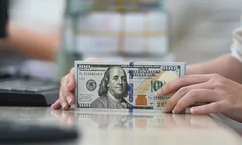 Lãi suất liên ngân hàng tăng lên 11%/năm, giá USD tự do áp sát 26.900 đồng