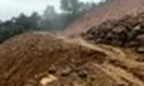 Sạt lở đèo Gia Bắc, tạm thời không cho phương tiện qua lại