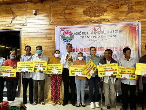 Tặng quà hỗ trợ 80 gia đình nạn nhân bom mìn tại thành phố Đà Nẵng
