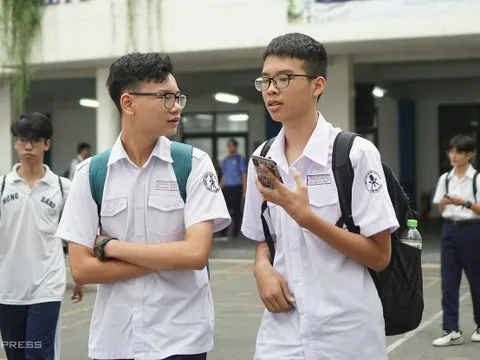 Đề Văn thi lớp 10 Phổ thông Năng khiếu hỏi quan điểm về công nghệ