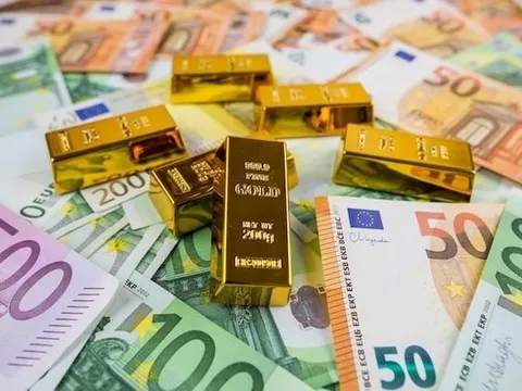 Lần đầu tiên sau hơn 2 thập kỷ, euro không còn là tài sản dự trữ lớn thứ hai thế giới, bị 'đồng tiền không quốc tịch' soán ngôi
