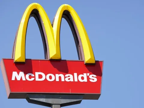 Nhìn cách McDonald's vượt qua khủng hoảng truyền thông: 20 năm sau vẫn lớn mạnh với gần 42.000 chi nhánh, cổ phiếu tăng 1.000% nhờ bỏ ngoài tai antifan