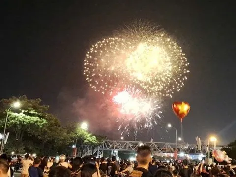 Hàng vạn người "quây kín" sân vận động Mỹ Đình trong đêm pháo hoa rực rỡ