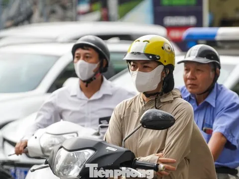 Gió lạnh ùa về, người Hà Nội diện thêm áo ấm ra đường