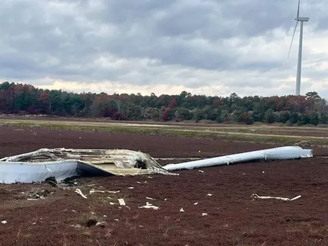 Sự cố khiến cánh turbine điện gió rụng khỏi tháp cao 92 mét