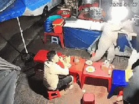 Phẫn nộ thanh niên hành hung, nhổ nước bọt vào cụ bà phục vụ quán ăn khuya: Công an vào cuộc