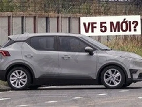 Dàn xe lạ giống VinFast VF 5 mới tiếp tục lộ diện: Đầu góc cạnh, cánh gió dài thể thao hơn, mâm lớn như VF 6