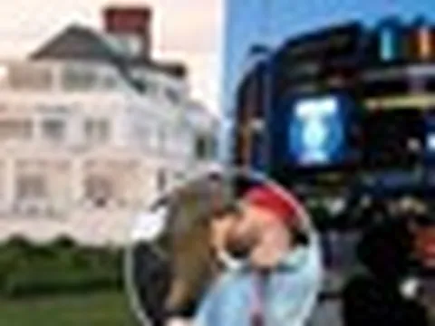 Vì đâu Taylor Swift phải bỏ đám cưới thơ mộng ở đảo để về thành phố chật chội?