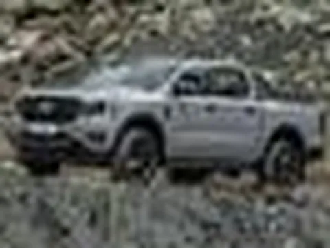 Ford Ranger Wolftrak ra mắt tại quốc gia ngay sát Việt Nam: Giá quy đổi 747 triệu đồng, nằm giữa XLS và Wildtrak