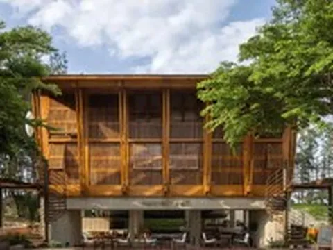 Ngôi nhà ven biển Hội An 'nâng' toàn bộ phòng nghỉ để đón gió