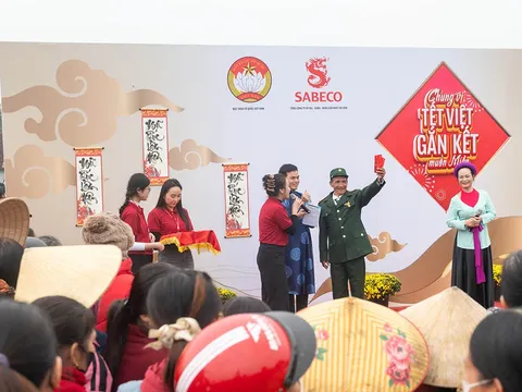 Người dân Nghệ An tham gia trải nghiệm văn hoá Tết tại sự kiện “Chung Vị Tết Việt, Gắn Kết Muôn Miền”